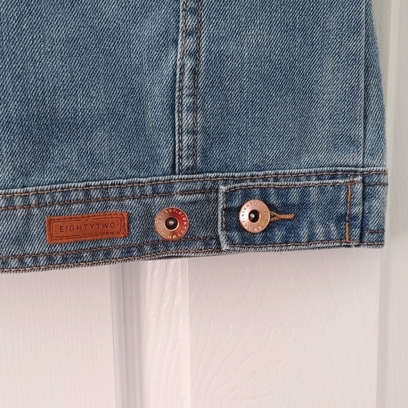 Eighty Two || Denim Vest, Light Wash with Rose Gold Buttons, Size XS - Picture 5 of 5
